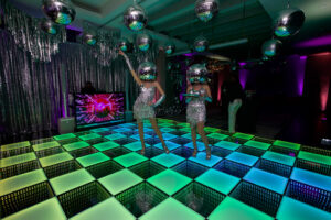 Disco head waitresses dancing on the dance floor.