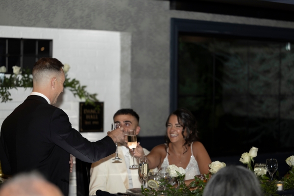 How long should a wedding speech be? The best man keeps it short and ends with a toast.