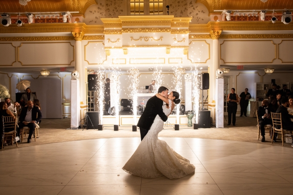 wedding first dance with cold sparks